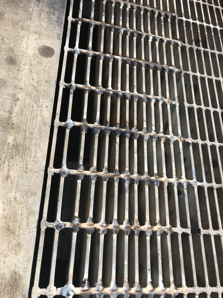 Repairing the cross bars is the first step in maintenance of metal grates since these cross bars stabilize the whole structure of grating. JW Investrade Inc for metalgrating.ca 2018 Strathroy Ontario