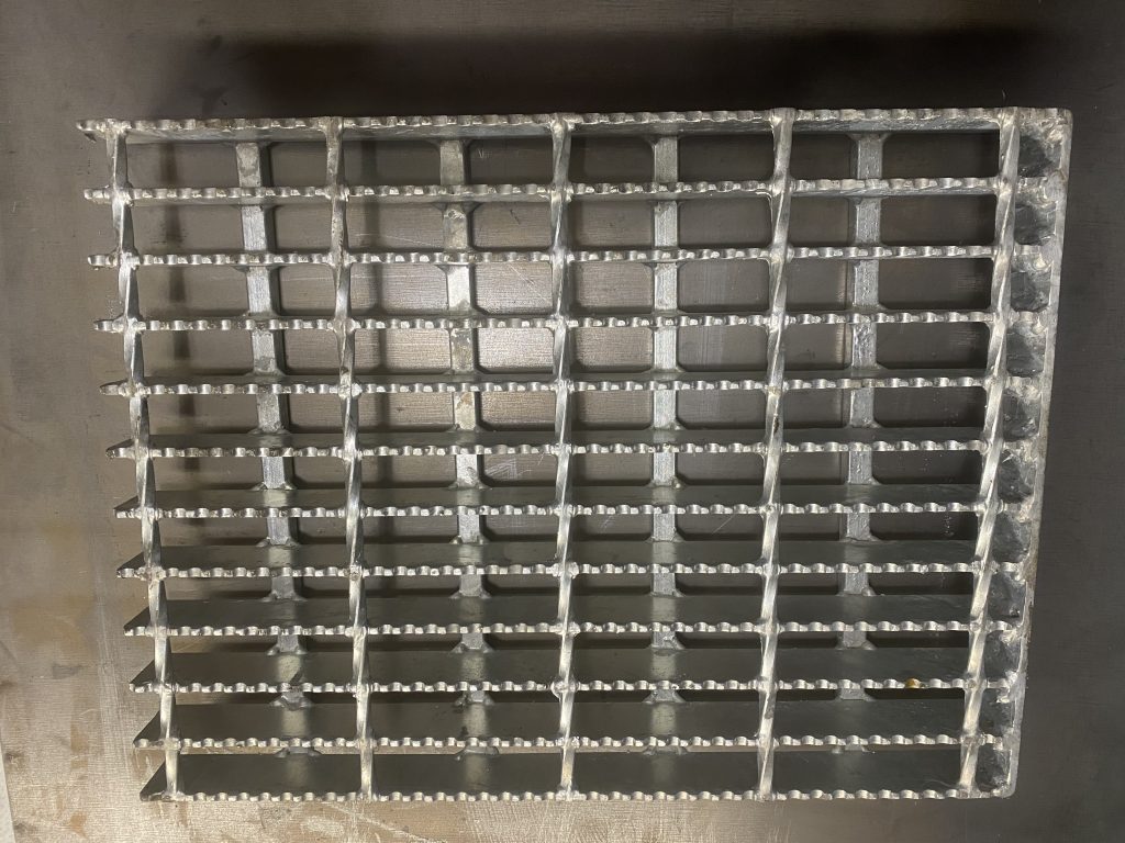 Our improved steel metal grate panels have bottom cross bars to increase structural integrity of the whole panel. JW Investrade Inc. for metalgrating.ca 2023 London Ontario.